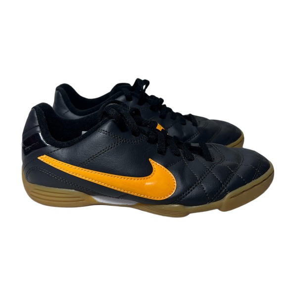 Nike Youth Indoor Soccer Shoes Black Orange Gum Sole Size 2Y - Picture 3 of 10